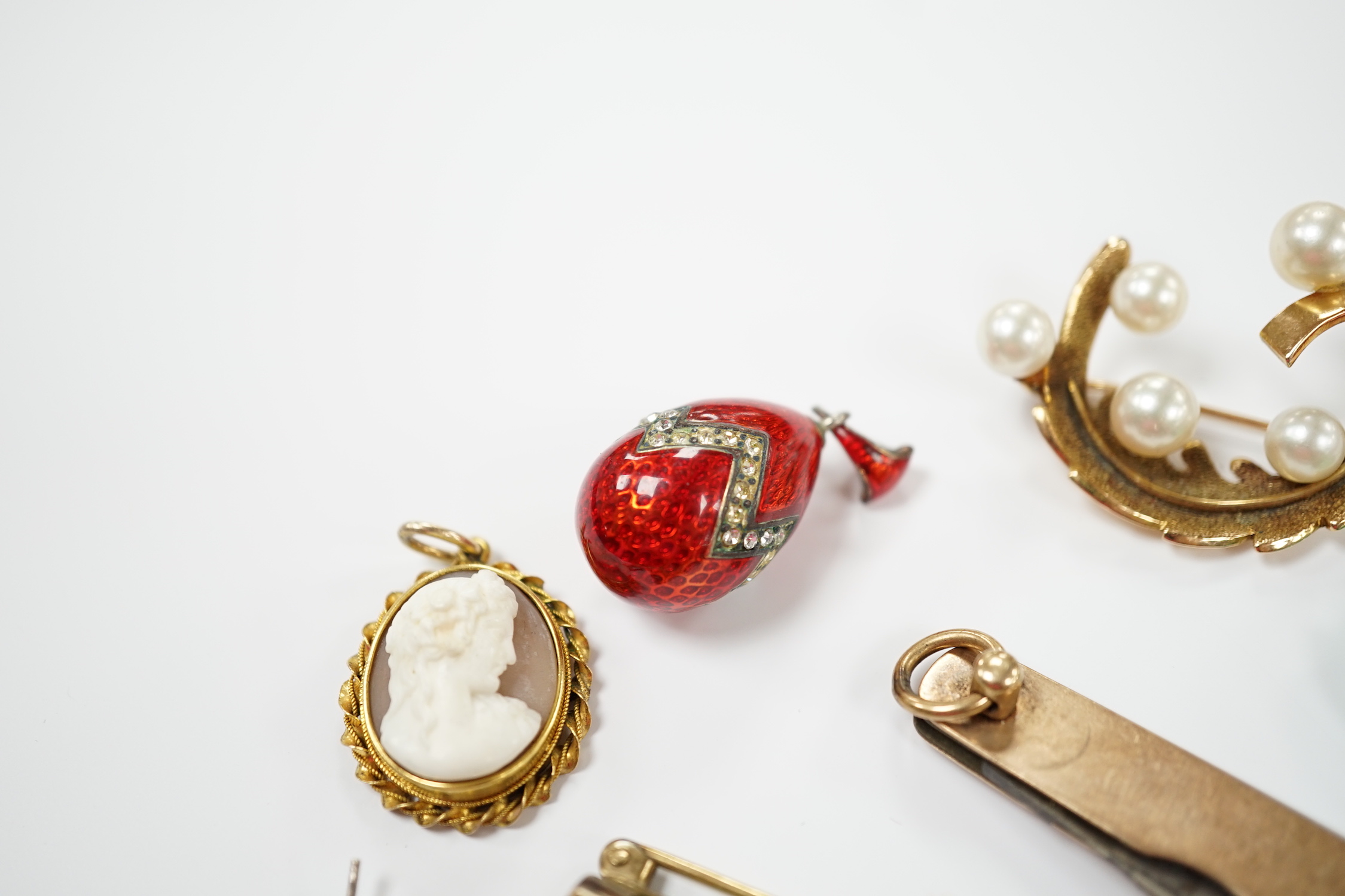 Assorted jewellery, including a 9ct gold mounted penknife(a.f.), an enamelled egg pendant, pair of jade earrings and a jade brooch, a 14k and cultured pearl cluster set brooch, etc.